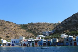 Syrmata, visserhuisjes met ingebouwde boot-garage. Vakantie Milos.