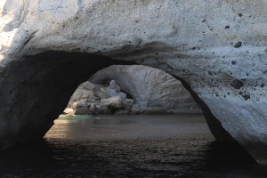 Sykia grot, een ideale bestemming per boot. Boottocht langs de kust van Milos.