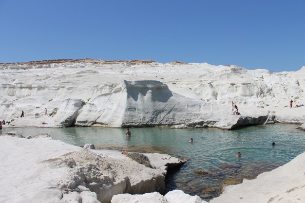 Sarakiniko, landschap van wit puimsteen. Rotsen waar je vanaf kunt duiken. Vakantie Milos.