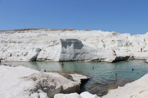 Sarakiniko, landschap van wit puimsteen. Rotsen waar je vanaf kunt duiken. Vakantie Milos.