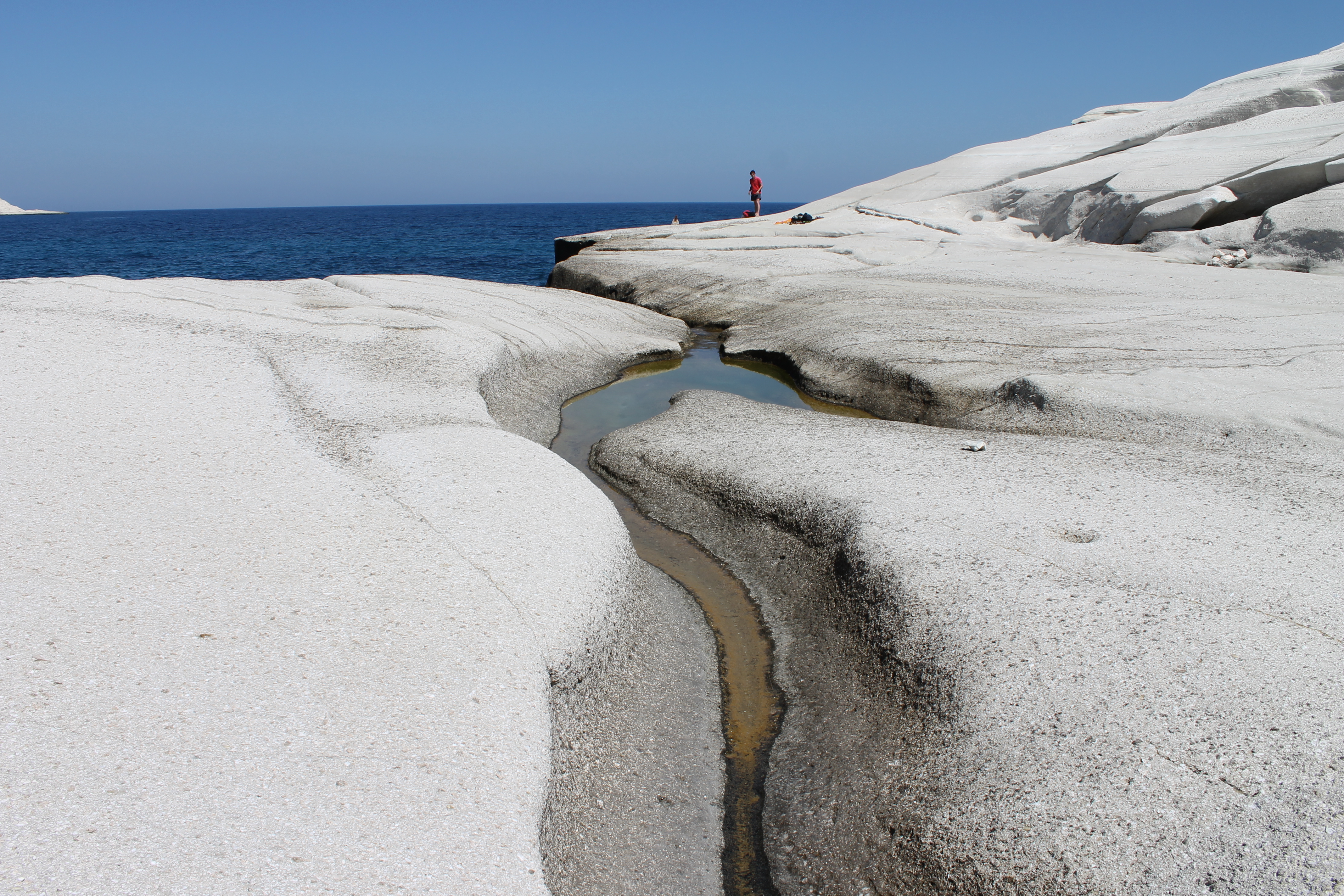 Sarakiniko, prachtig wit puimsteen. Heerlijk om te zwemmen en van de rotsen in het zeewater te springen. Vakantie Griekse Cycladen, Milos.