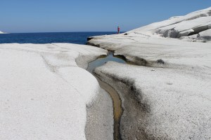 Sarakiniko, prachtig wit puimsteen. Heerlijk om te zwemmen en van de rotsen in het zeewater te springen. Vakantie Griekse Cycladen, Milos.