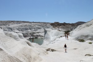 Sarakiniko: super mooie witte rotsen van puimsteen. Met strand en helderblauw zeewater. Vakantie Milos Griekenland.