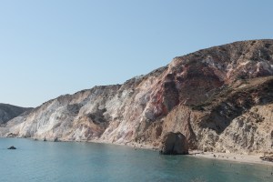 Firiplaka, het schitterende uitgestrekte zandstrand aan de zuidkant van Milos. Genieten van een vakantie op de Griekse eilanden.