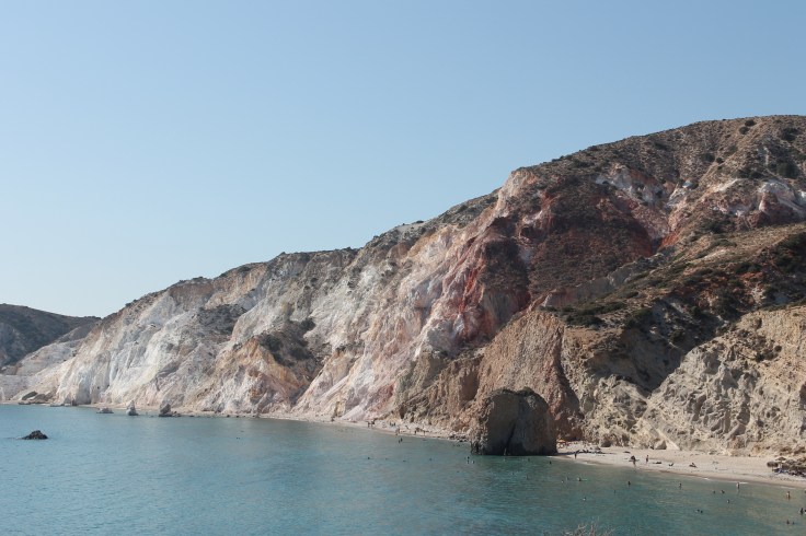 Firiplaka, het schitterende uitgestrekte zandstrand aan de zuidkant van Milos. Genieten van een vakantie op de Griekse eilanden.