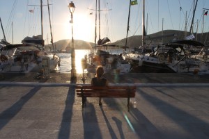 Haven op Ios. Zonsondergang op vakantie op het Griekse eiland Ios.