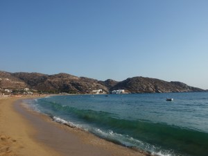 Prachtig lang zandstrand op Ios. Geniet van een zonvakantie op Ios.