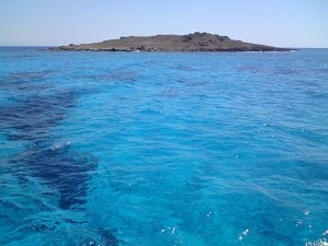 azuurblauw water op de boot naar Chrissi