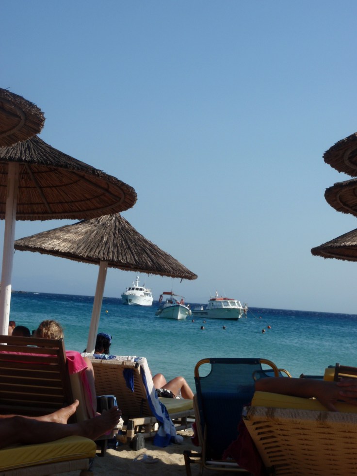 chillen-onder-de-parasol-op-het-cycladische-eiland-mykonos