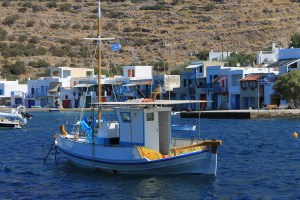 bootjes in haven Milos zonvakantie