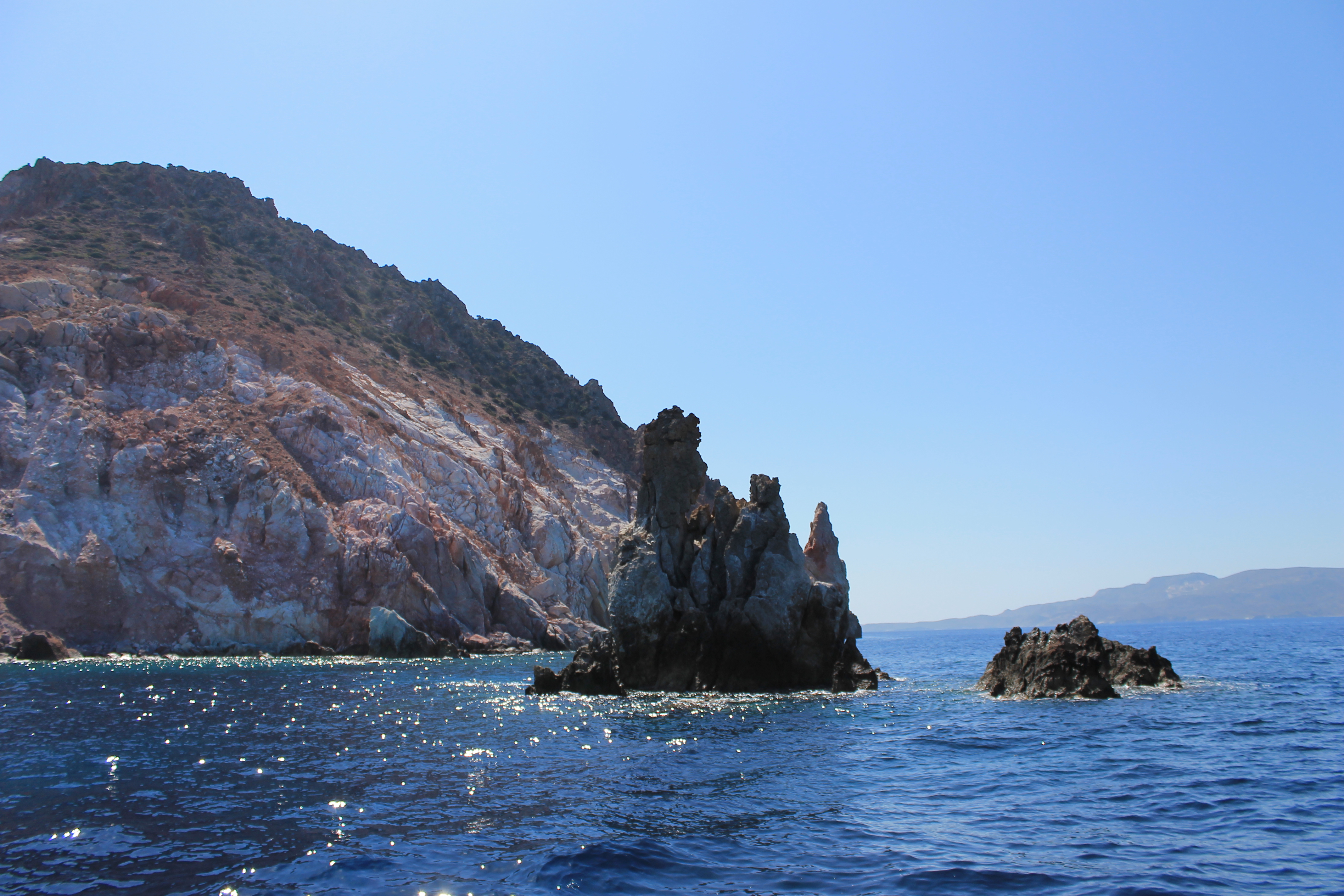 Milos rotsen strand zee zon reis boeken