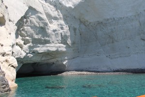 witte rotsen Milos zonvakantie boeken