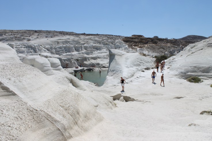 witte puimsteenrotsen milos strandvakantie