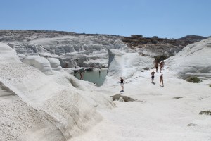 witte puimsteenrotsen milos strandvakantie