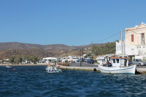 kade in de haven van Ios. Met goed restaurant met groot terras aan het water