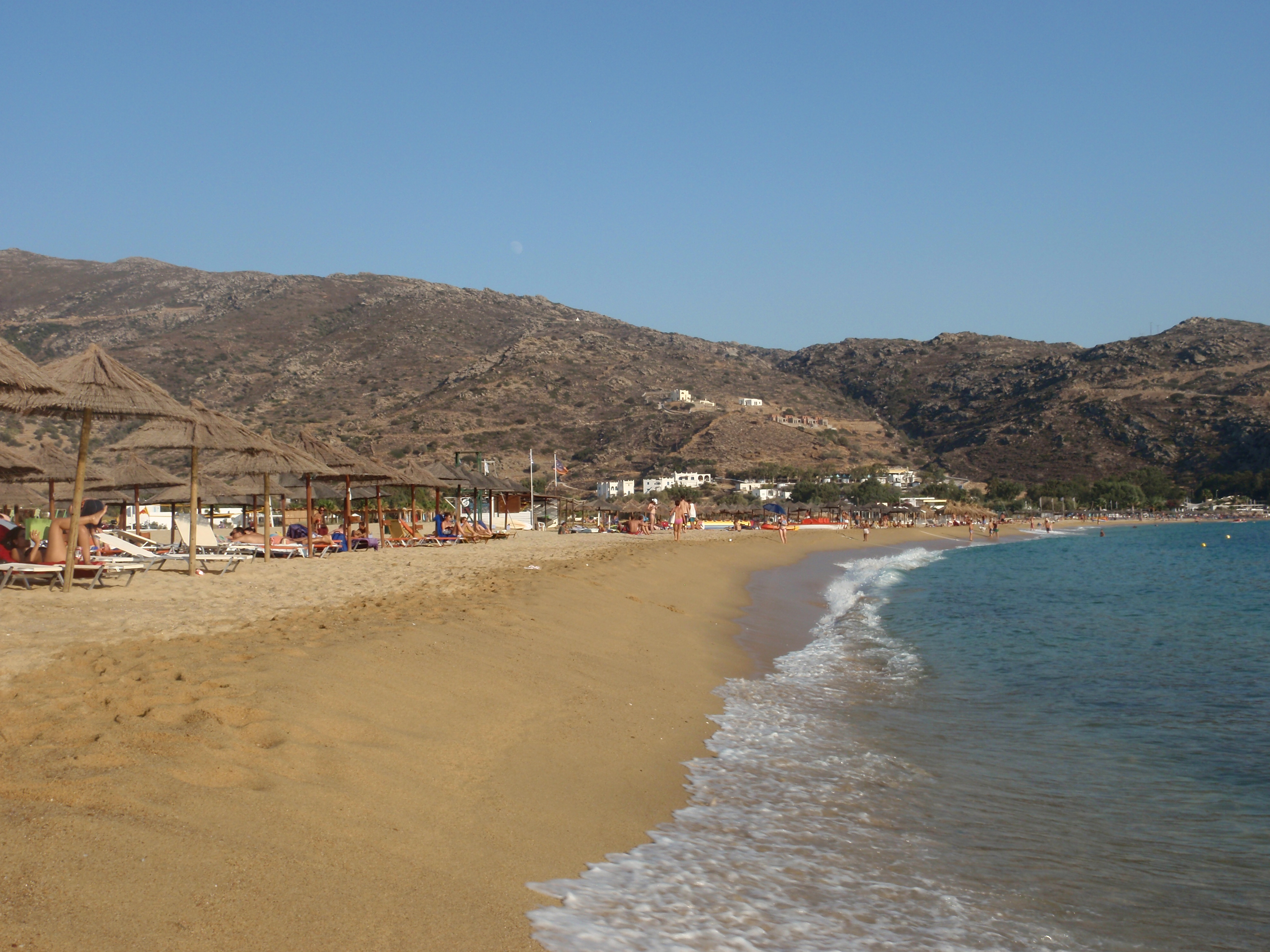 lang-zandstrand-op-het-eiland-ios