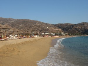 lang-zandstrand-op-het-eiland-ios