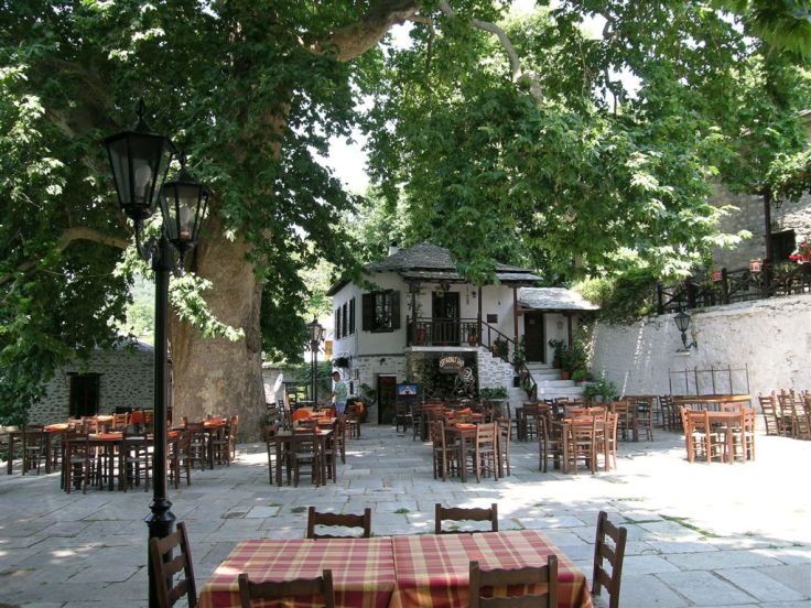 Pilion_Vitzitsa_marktpleintje met traditionele Griekse bakkerij. Griekenland strandvakantie