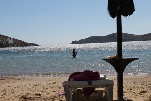 Strandstoel met parasol op het mooie strand van Ios - Strandvakantie Griekenland Cycladen