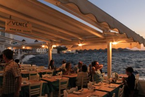 Terras met zee zicht op het strand op Mykonos