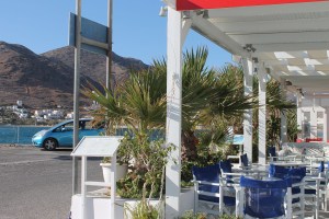 Terrasje bij haven Ios