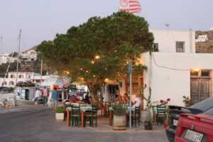 Terrasje bij haven op Ios