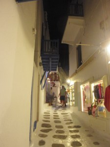 winkelstraatje-in-het-centrum-van-mykonos-zon-zee-strand-en-winkelen