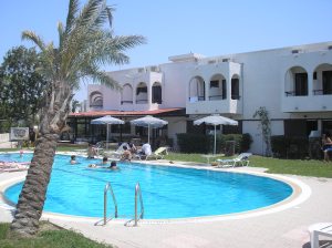 mooi-hostel-griekenland-zonvakantie-zon-zee-strand-zwembad