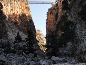 een-brug-bouwen--bij-kloof-op-kreta-griekenland-zonvakantie