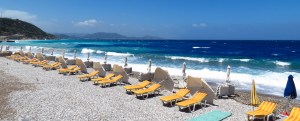 strandbedden op Rhodos strand - zonvakantie Griekenland