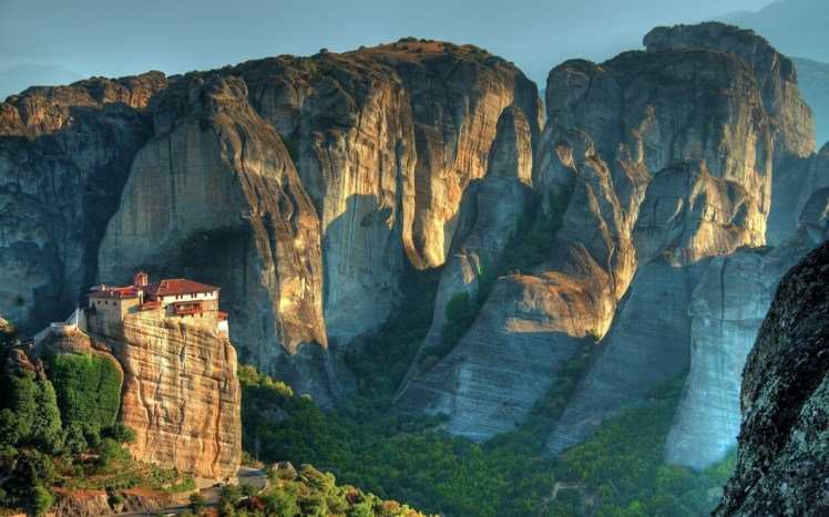 monastery-mountains-cliff-meteora-greece-nature-vakantie