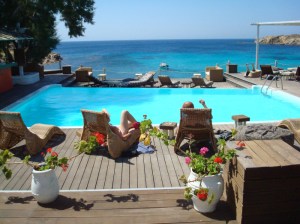 griekenland-zonvakantie-zee- met zwembad