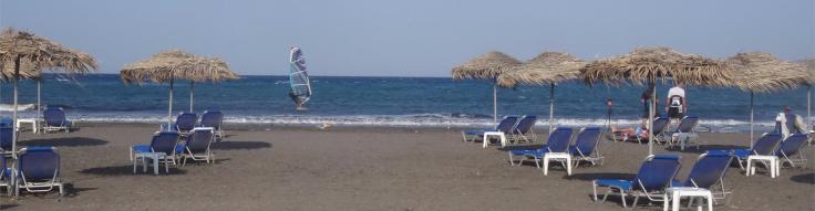 monolithos beach santorini surfen golven