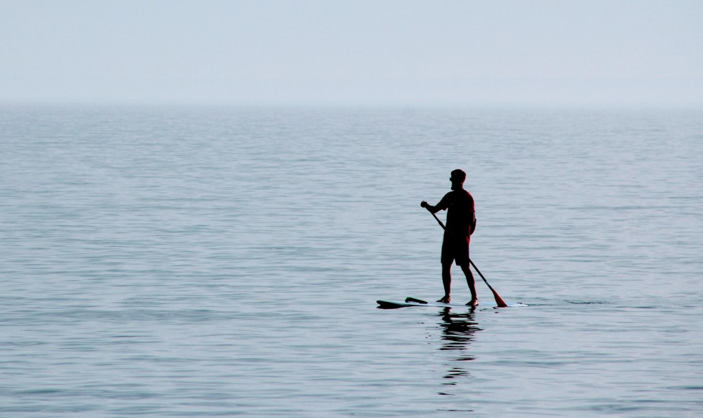 stand-up-paddle-suppen op vakantie in Griekenland