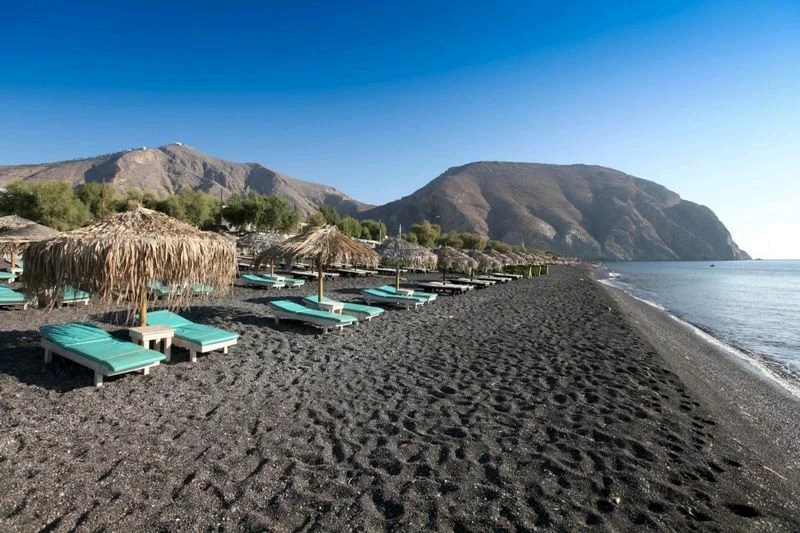 Perivolos strand santorini